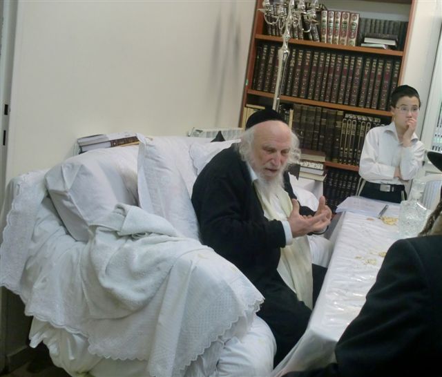 צפו בתמונות: מרן הגרי"ש אלישיב בתפילת חול-המועד