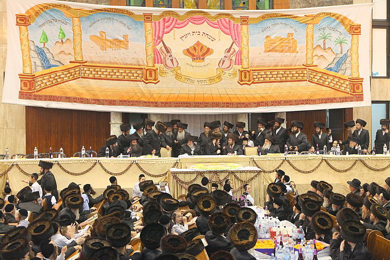 בעיצומה של שמחת האירוסין בויז'ניץ: האדמו"ר יצא לקהל
