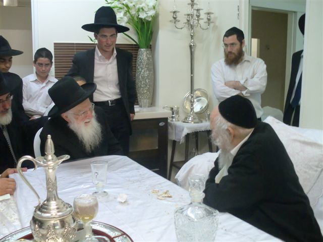 צפו בתמונות: מרן הגרי"ש אלישיב בתפילת חול-המועד