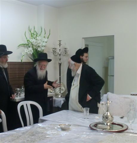 צפו בתמונות: מרן הגרי"ש אלישיב בתפילת חול-המועד