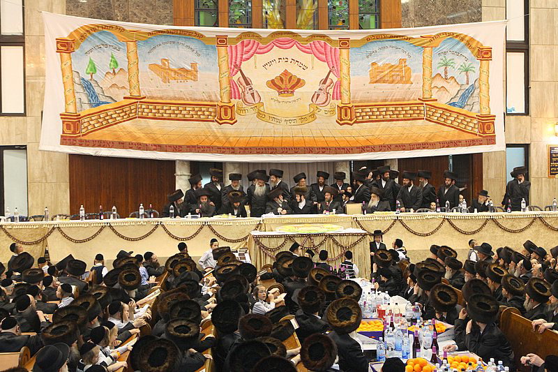 בעיצומה של שמחת האירוסין בויז'ניץ: האדמו"ר יצא לקהל