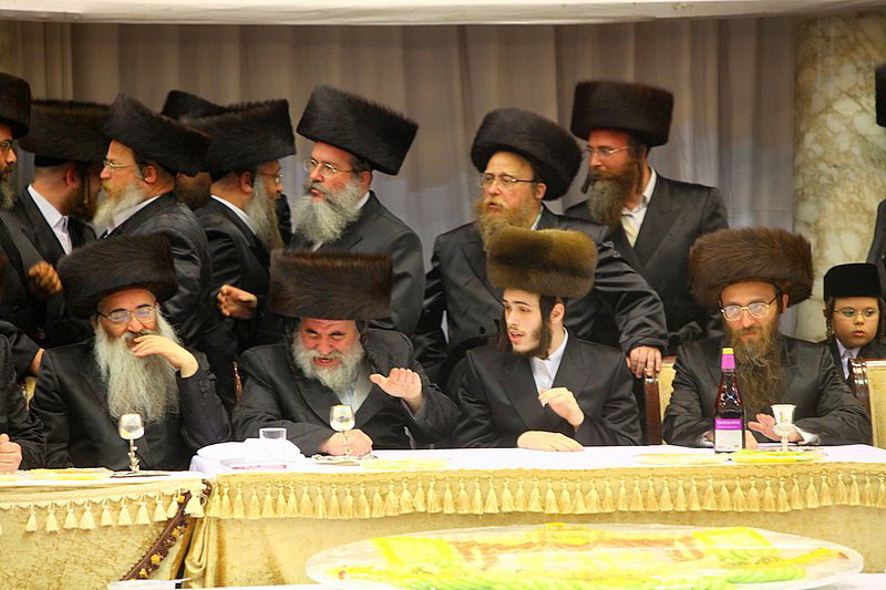בעיצומה של שמחת האירוסין בויז'ניץ: האדמו"ר יצא לקהל