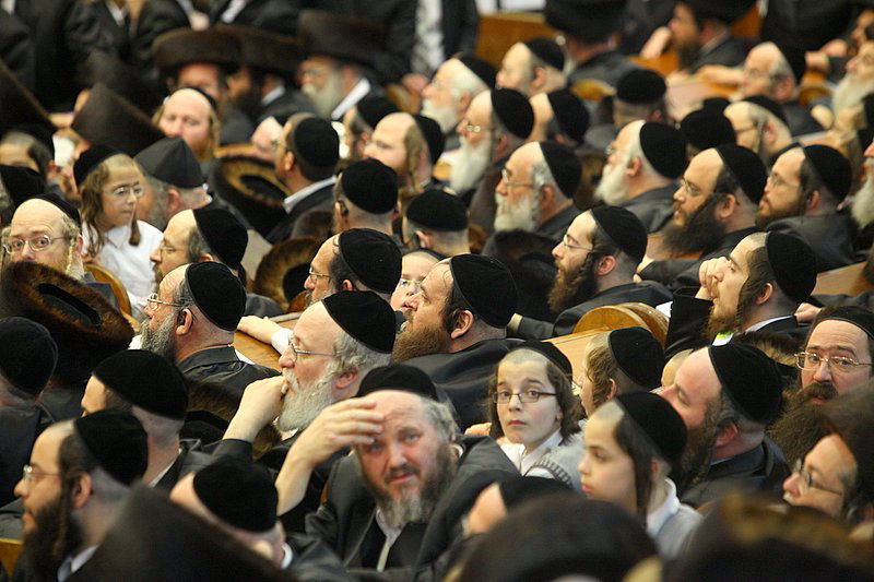 בעיצומה של שמחת האירוסין בויז'ניץ: האדמו"ר יצא לקהל