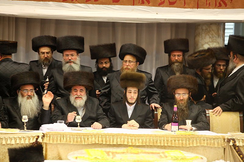 בעיצומה של שמחת האירוסין בויז'ניץ: האדמו"ר יצא לקהל