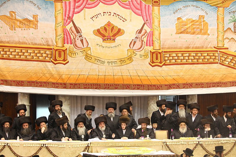 בעיצומה של שמחת האירוסין בויז'ניץ: האדמו"ר יצא לקהל