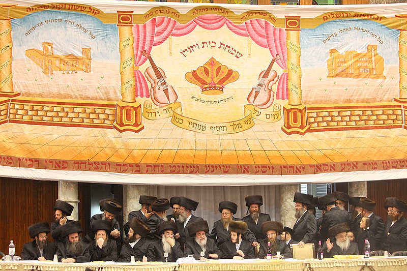 בעיצומה של שמחת האירוסין בויז'ניץ: האדמו"ר יצא לקהל