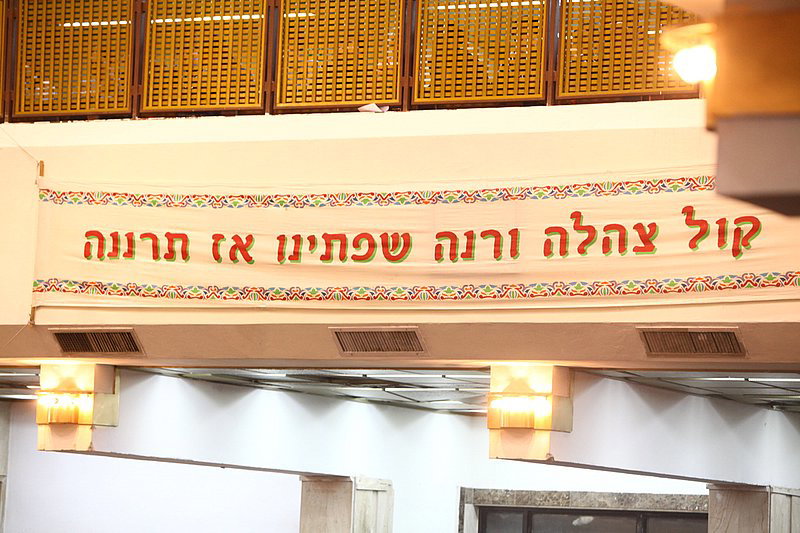 בעיצומה של שמחת האירוסין בויז'ניץ: האדמו"ר יצא לקהל