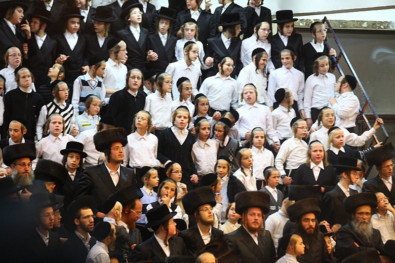 בעיצומה של שמחת האירוסין בויז'ניץ: האדמו"ר יצא לקהל