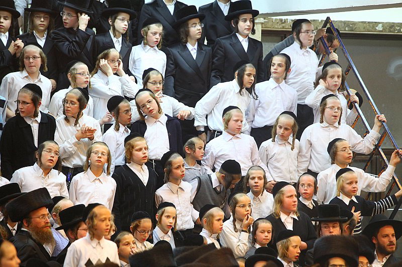 בעיצומה של שמחת האירוסין בויז'ניץ: האדמו"ר יצא לקהל