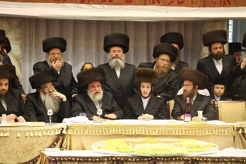 בעיצומה של שמחת האירוסין בויז'ניץ: האדמו"ר יצא לקהל