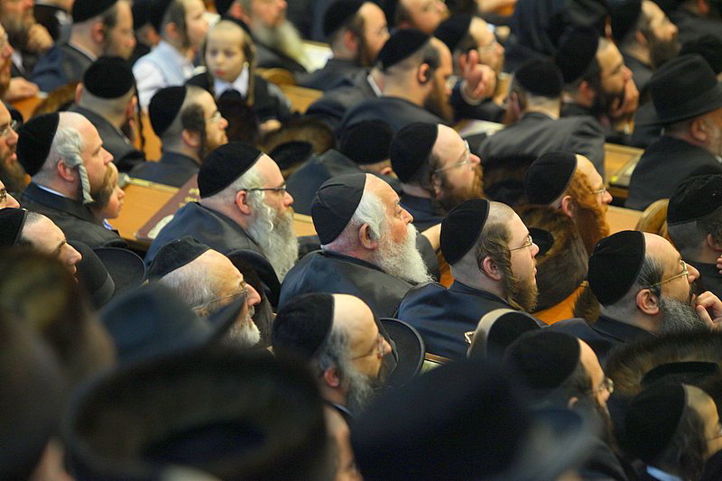 בעיצומה של שמחת האירוסין בויז'ניץ: האדמו"ר יצא לקהל
