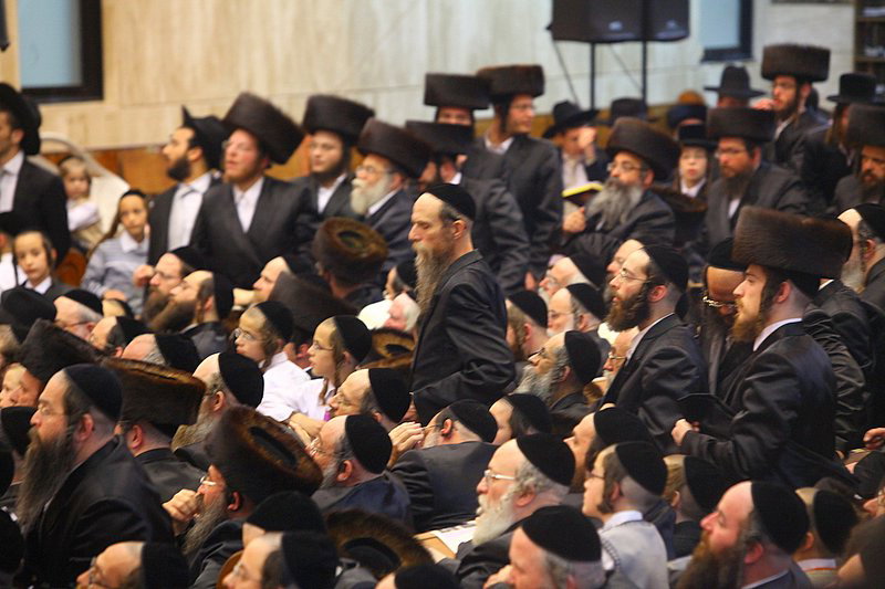 בעיצומה של שמחת האירוסין בויז'ניץ: האדמו"ר יצא לקהל