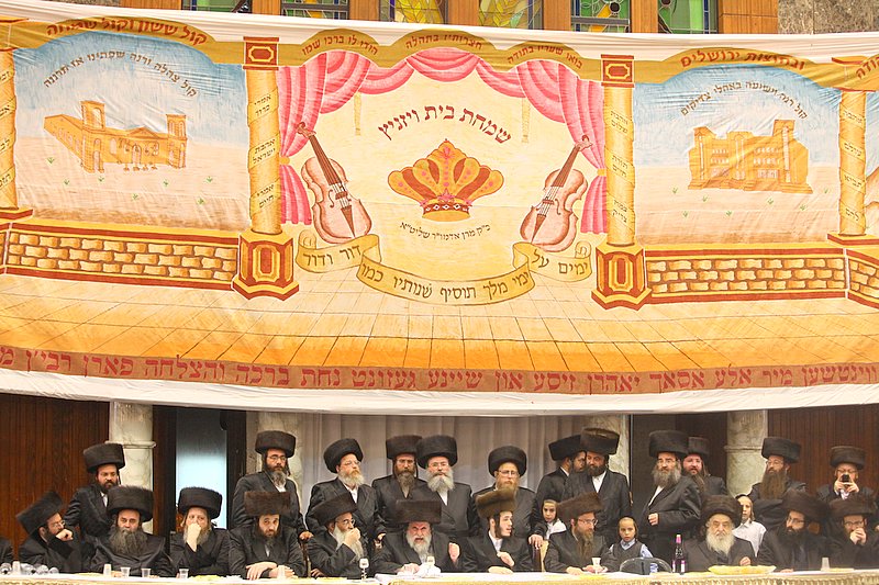 בעיצומה של שמחת האירוסין בויז'ניץ: האדמו"ר יצא לקהל