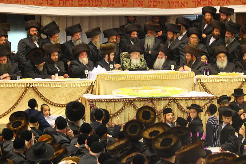 בעיצומה של שמחת האירוסין בויז'ניץ: האדמו"ר יצא לקהל