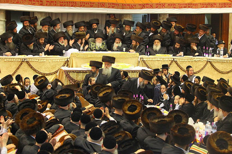 בעיצומה של שמחת האירוסין בויז'ניץ: האדמו"ר יצא לקהל