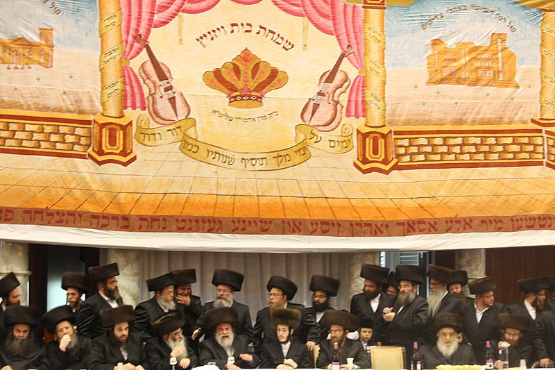 בעיצומה של שמחת האירוסין בויז'ניץ: האדמו"ר יצא לקהל