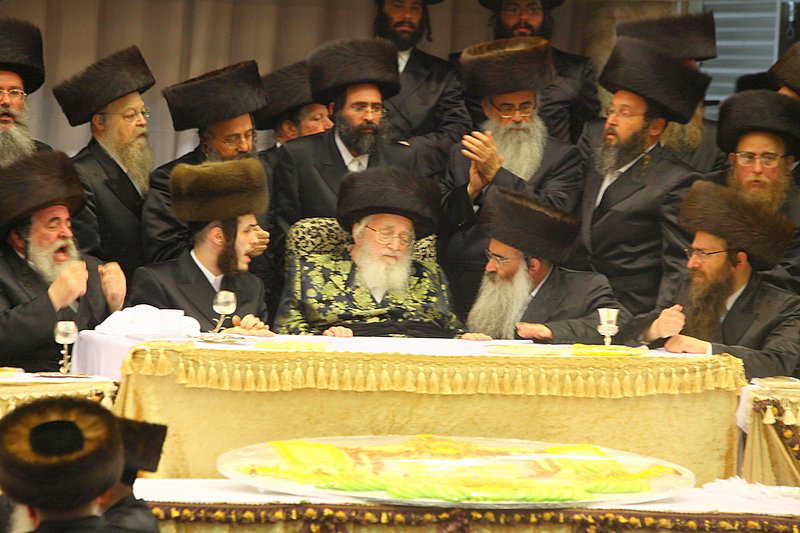 בעיצומה של שמחת האירוסין בויז'ניץ: האדמו"ר יצא לקהל
