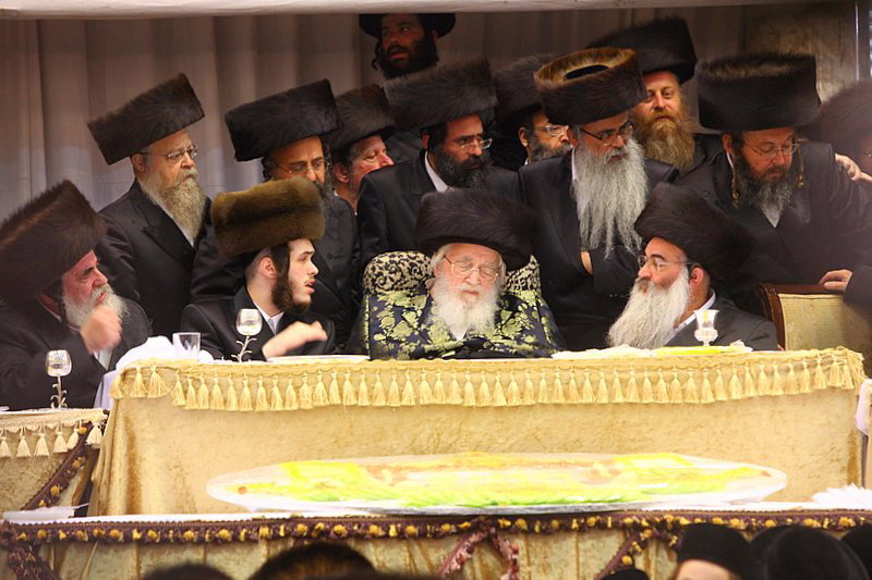 בעיצומה של שמחת האירוסין בויז'ניץ: האדמו"ר יצא לקהל