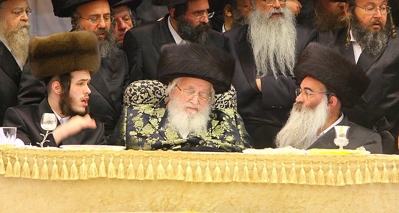 בעיצומה של שמחת האירוסין בויז'ניץ: האדמו"ר יצא לקהל