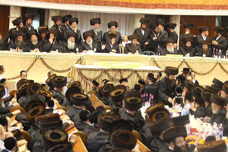 בעיצומה של שמחת האירוסין בויז'ניץ: האדמו"ר יצא לקהל