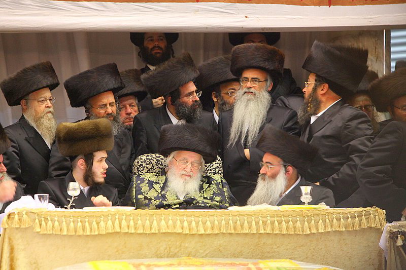 בעיצומה של שמחת האירוסין בויז'ניץ: האדמו"ר יצא לקהל