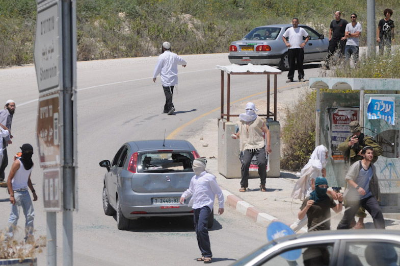 מול השוטרים הפלסטינים: פורעים הציתו את קבר יוסף