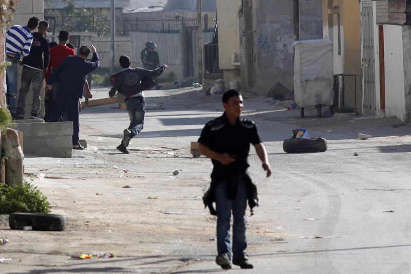 מול השוטרים הפלסטינים: פורעים הציתו את קבר יוסף