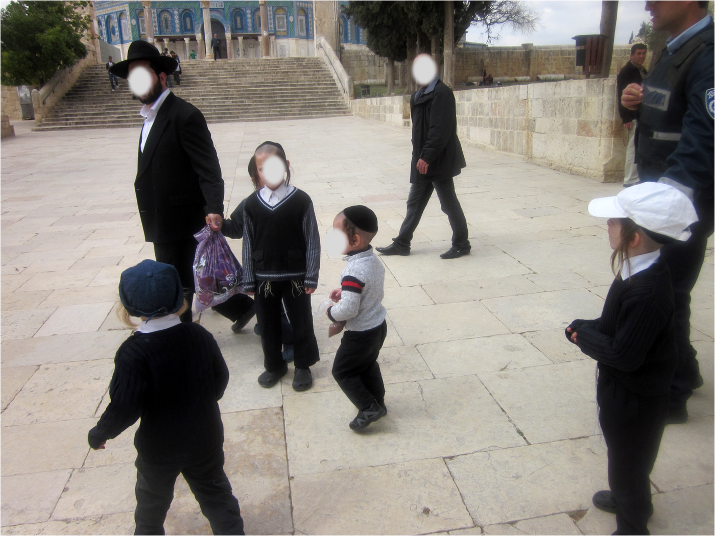 תקדים: 50 חרדים עלו להר הבית בפסח