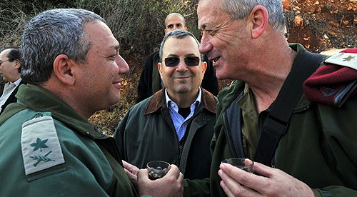 הרמטכ"ל גנץ, מאחור: ברק