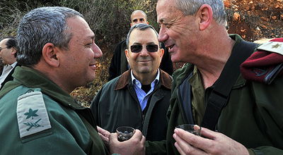 הרמטכ"ל גנץ, מאחור: ברק