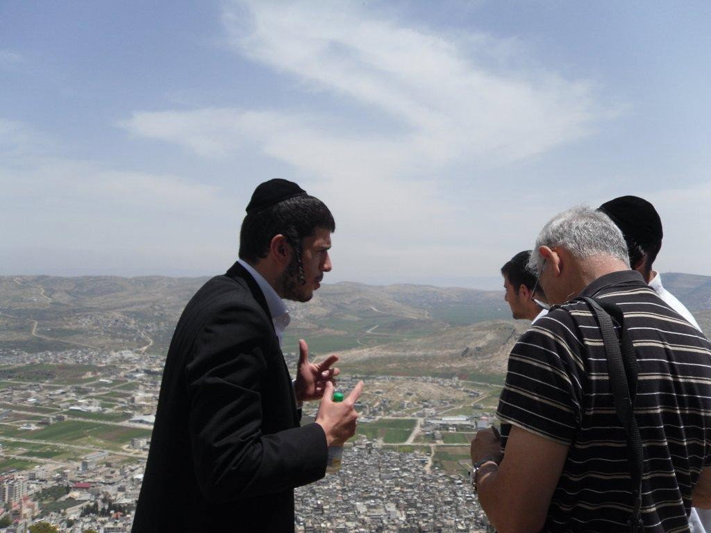 תמונות: ניצולי הפיגוע בקבר יוסף משחזרים עם נחום ברנע