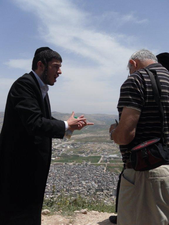 תמונות: ניצולי הפיגוע בקבר יוסף משחזרים עם נחום ברנע