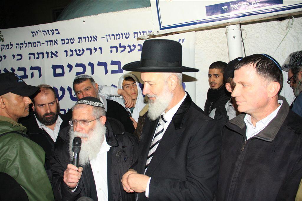 בלב "כיף אל חארס": תפילת רבים על קברו של יהושע בן-נון