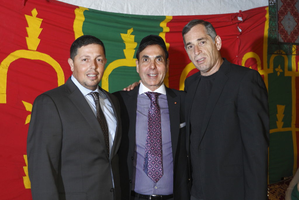 מימין: ראש אכ"א האלוף אבי זמיר עם ז'אק אביטל ואיש העסקים יוסי עמוס, מקורבו של הרב פינטו