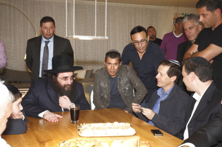 ח"כ יצחק הרצוג מראשי "העבודה" ורואה החשבון שלמה נס בשיחה עם רבי יאשיהו. במרכז: איש העסקים רוני מאנה ובצלאל טביב הבעלים של "הפועל תל-אביב"