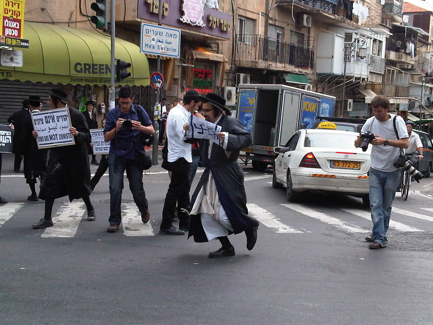 יום השואה: נטורי קרתא מוחים בירושלים