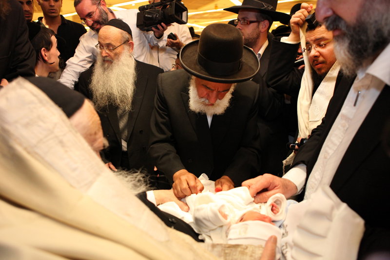 גלריה: ´האיש של דרעי´ חגג, הגר"ח היה סנדק