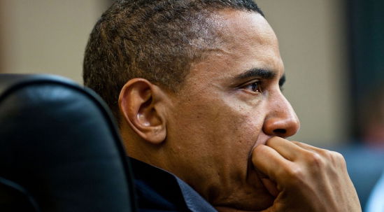 אובמה צופה בתמונה