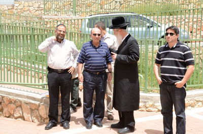 מריחים בחירות: שאול מופז עם רבה של מגדל העמק, הרב יצחק-דוד גרוסמן