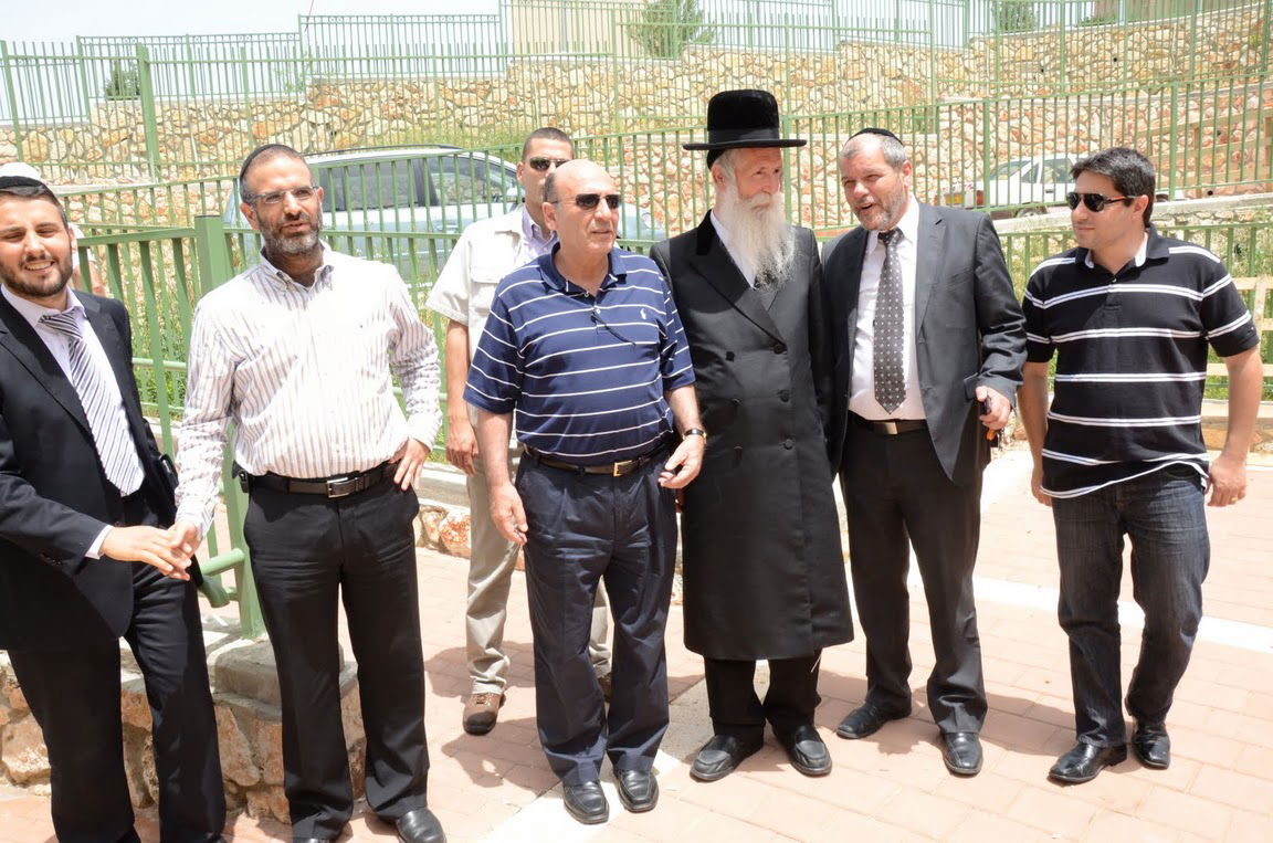 מריחים בחירות: שאול מופז עם רבה של מגדל העמק, הרב יצחק-דוד גרוסמן