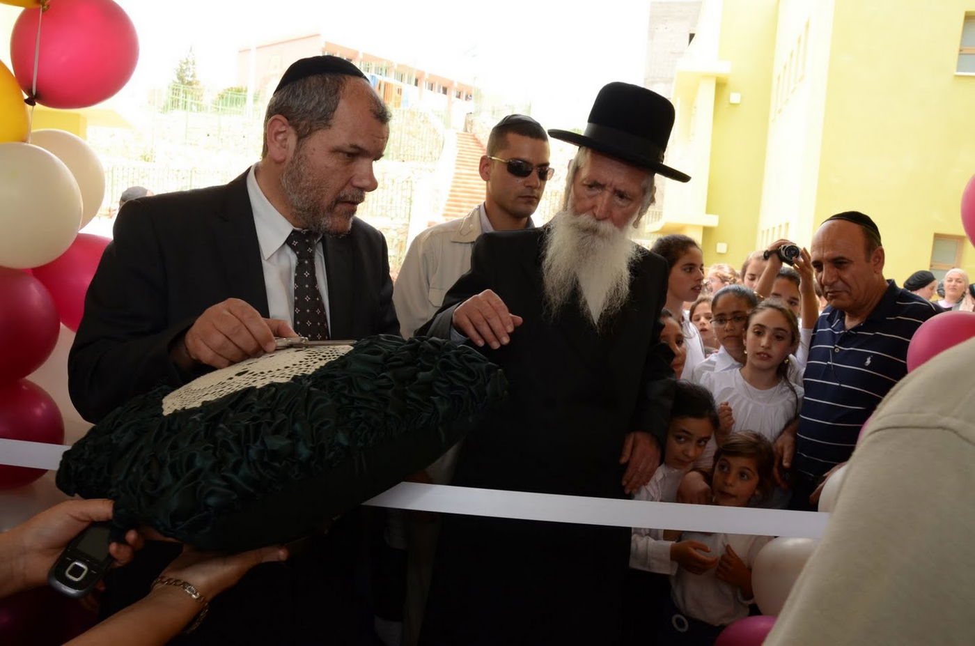 מריחים בחירות: שאול מופז עם רבה של מגדל העמק, הרב יצחק-דוד גרוסמן