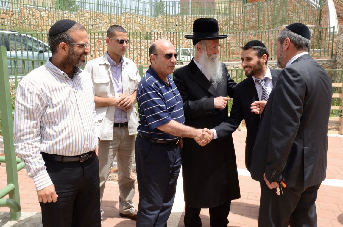 מריחים בחירות: שאול מופז עם רבה של מגדל העמק, הרב יצחק-דוד גרוסמן