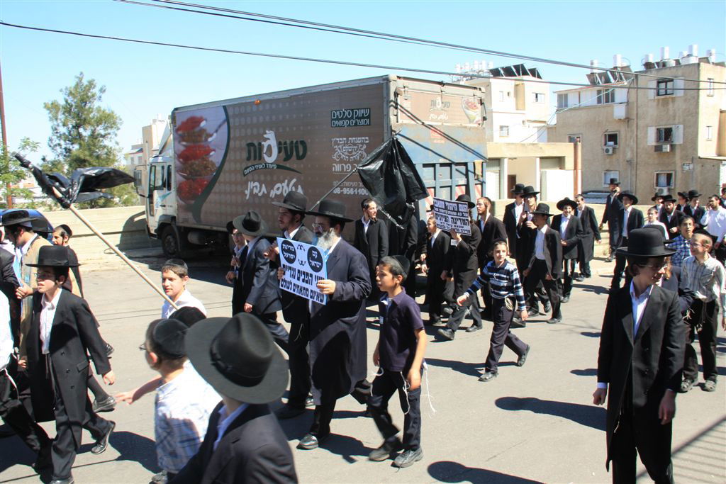 מופע יום העצמאות בבני-ברק: קיצונים השתוללו מול פוניבז´