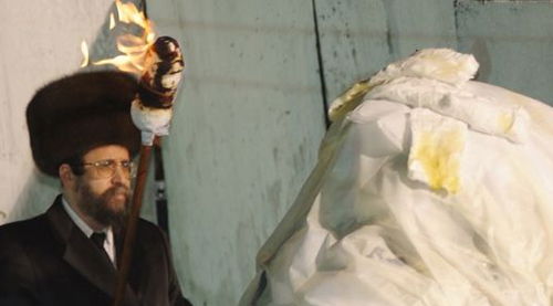 האדמו"ר מדליק בשנה שעברה