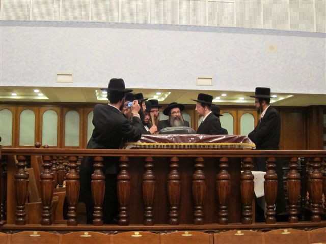 תיעוד: האדמו"ר מספינקא עם האדמו"ר מבעלזא