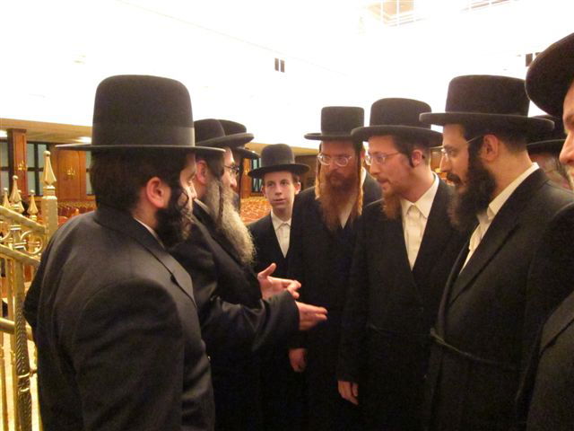 תיעוד: האדמו"ר מספינקא עם האדמו"ר מבעלזא