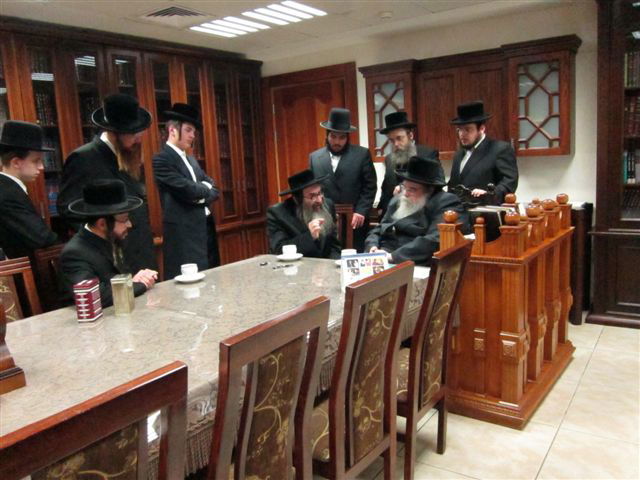 תיעוד: האדמו"ר מספינקא עם האדמו"ר מבעלזא