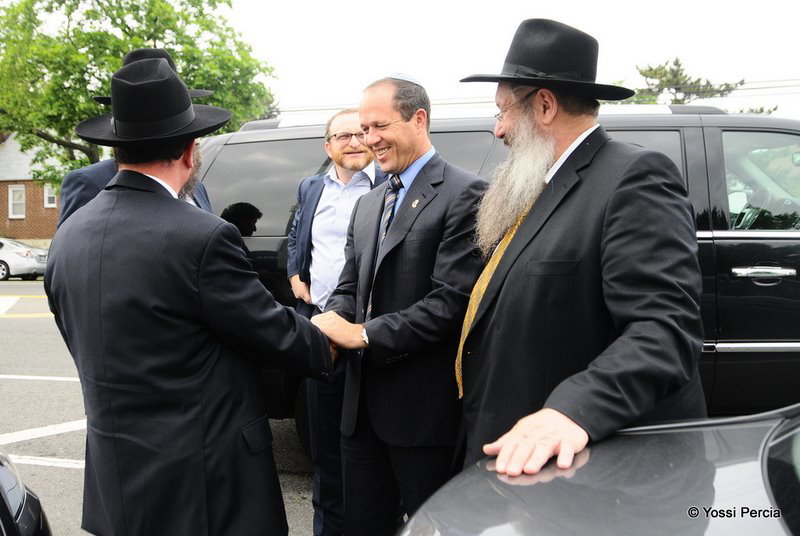 גלריית ענק: ראש עיריית ירושלים התפלל בציון הרבי מליובאוויטש