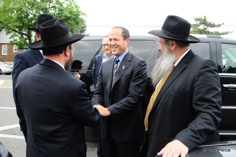 גלריית ענק: ראש עיריית ירושלים התפלל בציון הרבי מליובאוויטש