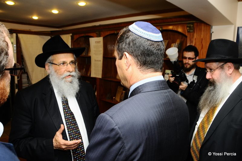 גלריית ענק: ראש עיריית ירושלים התפלל בציון הרבי מליובאוויטש